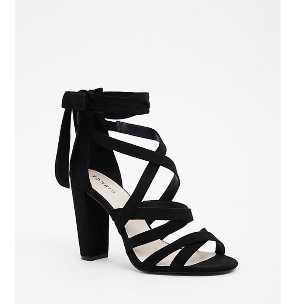 Torrid 9.5W black lace up chunky heel